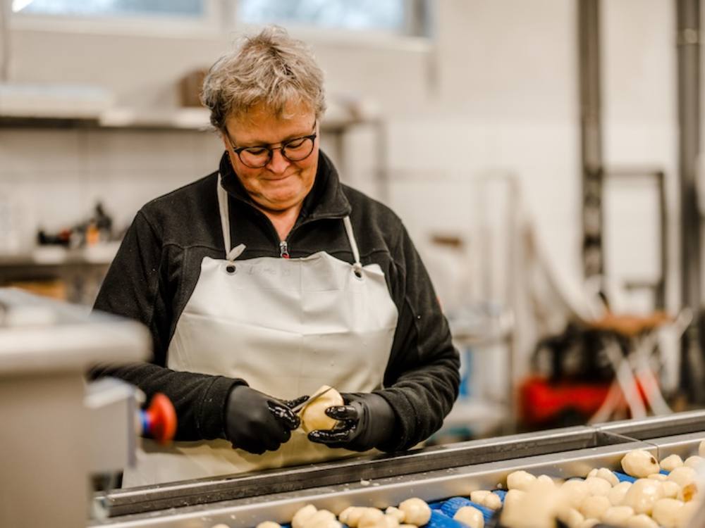 Kartoffeln werden im Schälbetrieb von Hand nachgeputzt
